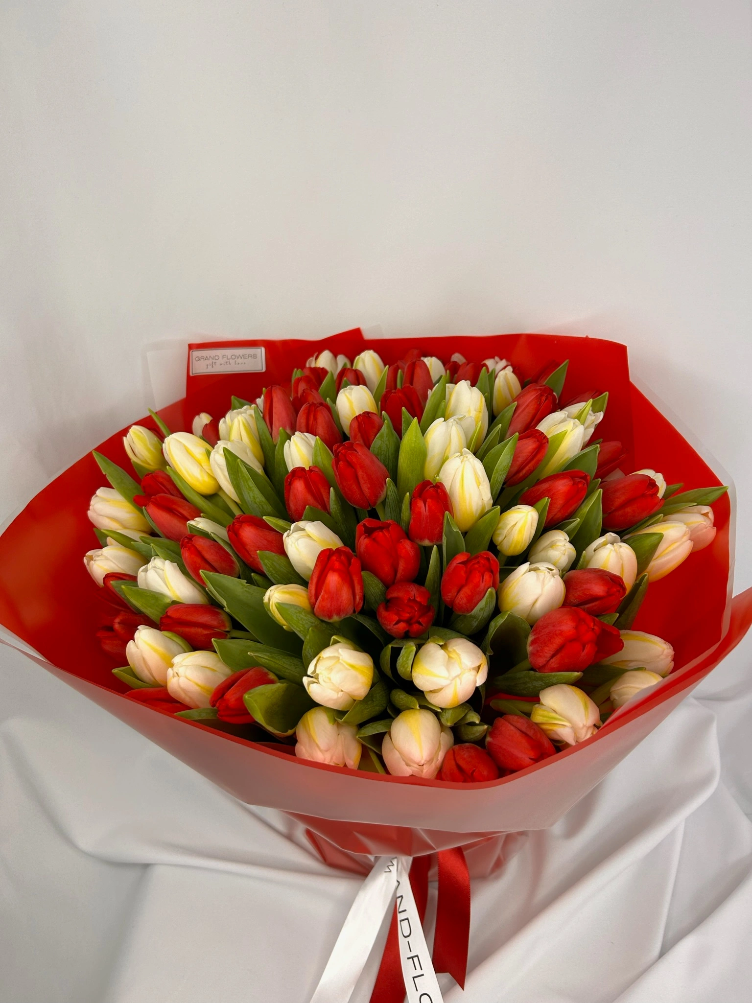 kytice tulipanu mix tulipanu červené tulipany bíle tulipany rozvoz květin praha a středočeský kraj