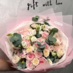 růže a eustomy karafiáty a trnové ruže kombinovaná kytice